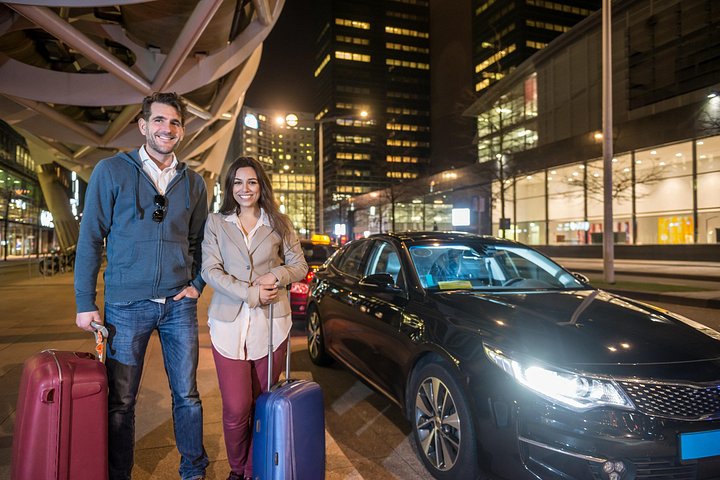 Private Budapest Airport departure transfer (Luxury Vehicle)